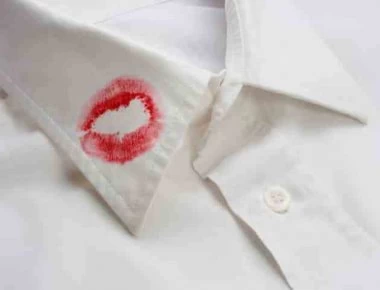 Πασίγνωστη παρουσιάστρια «έπιασε» τον άντρα της με τη γειτόνισσα!